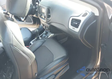 2018 Jeep Compass Latitude 4X4 из США, поврежденный, VIN 3C4NJDBB7JT400246